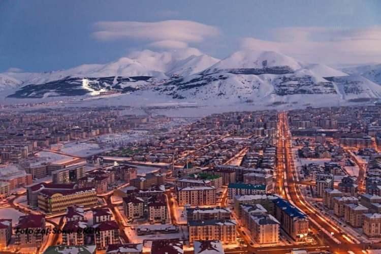 <p><strong>ERZURUM</strong></p>
<p>Kadınlarda ortalama yaşam süresi: 79,8</p>
<p>Erkeklerde ortalama yaşam süresi: 75,4</p>
<p>Ortalama: 77,6</p>