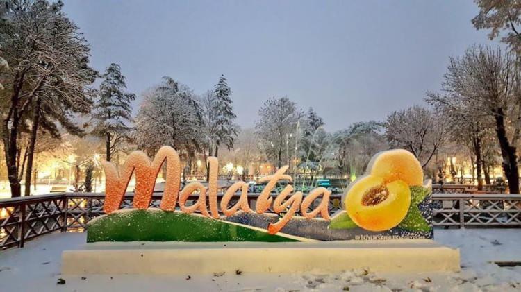 <p><strong>MALATYA</strong></p>
<p>Kadınlarda ortalama yaşam süresi: 82,0</p>
<p>Erkeklerde ortalama yaşam süresi: 76,2</p>
<p>Ortalama: 79,0</p>