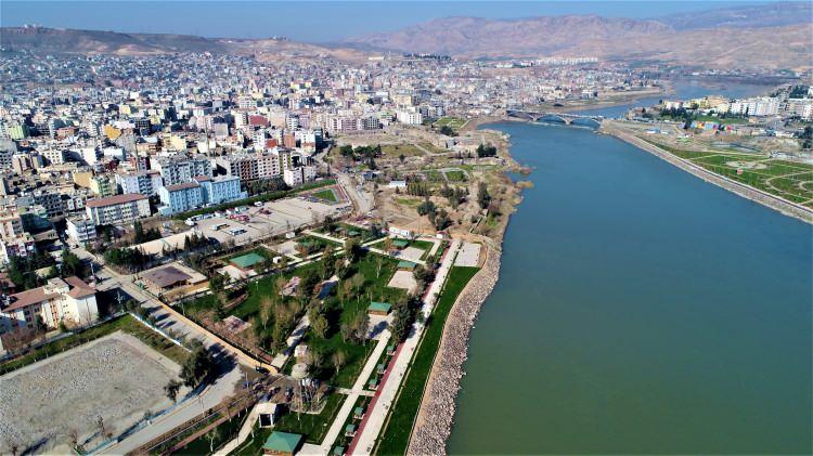 <p><strong>ŞIRNAK</strong></p>

<p>Kadınlarda ortalama yaşam s&uuml;resi: 82,3</p>

<p>Erkeklerde ortalama yaşam s&uuml;resi: 74,4</p>

<p>Ortalama: 78,3</p>
