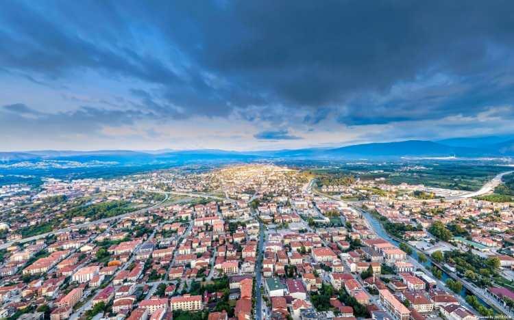 <p><strong>D&Uuml;ZCE</strong></p>

<p>Kadınlarda ortalama yaşam s&uuml;resi: 81,1</p>

<p>Erkeklerde ortalama yaşam s&uuml;resi: 75,2</p>

<p>Ortalama: 78,0</p>
