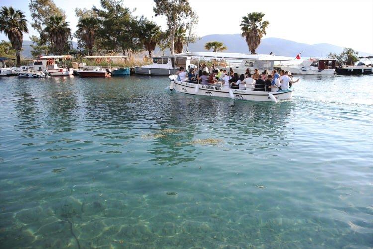 <p>Akbıyık, Akyaka'nın bünyesindeki güzelliklerinin korunması ve gelecek kuşaklara aktarılması için çaba gösterdiklerine işaret ederek, 1,5 kilometre uzunluğundaki doğa harikası dereyi teknelerle ziyaretçilere gezdirdiklerini anlattı.</p>
