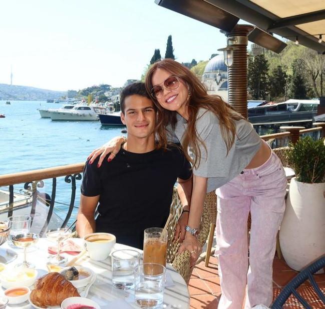 <p><strong>Ebru Şallı</strong>, instagram hesabına oğluyla pozlarını ekledi ve <em><strong>"Mutlu mutlu mutluuuuuuu bayramlar"</strong></em> notunu düştü.</p>