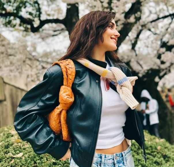 <p>Hande Erçel <em><strong>"Şeker tadında bayramlar" </strong></em>dedi.</p>