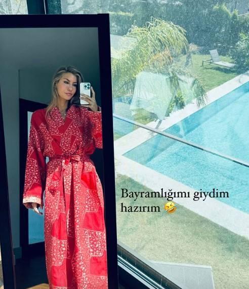 <p><strong>Çağla Şıkel </strong>bayramlıklarını giydi!</p>