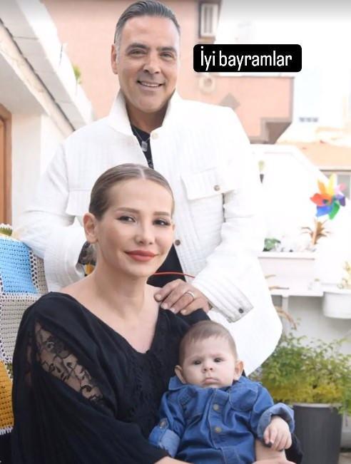 <p>Ozan Orhon ailesiyle birlikte herkese <strong><em>"İyi bayramlar"</em></strong> diliyor.</p>