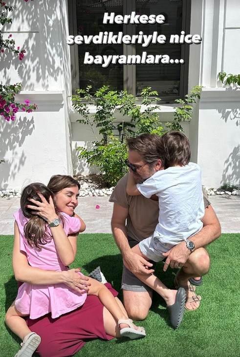 <p><strong>Engin Altan Düzyatan ve Neslişah Düzyatan</strong> ailesiyle birlikte herkesin bayramını kutluyor.</p>