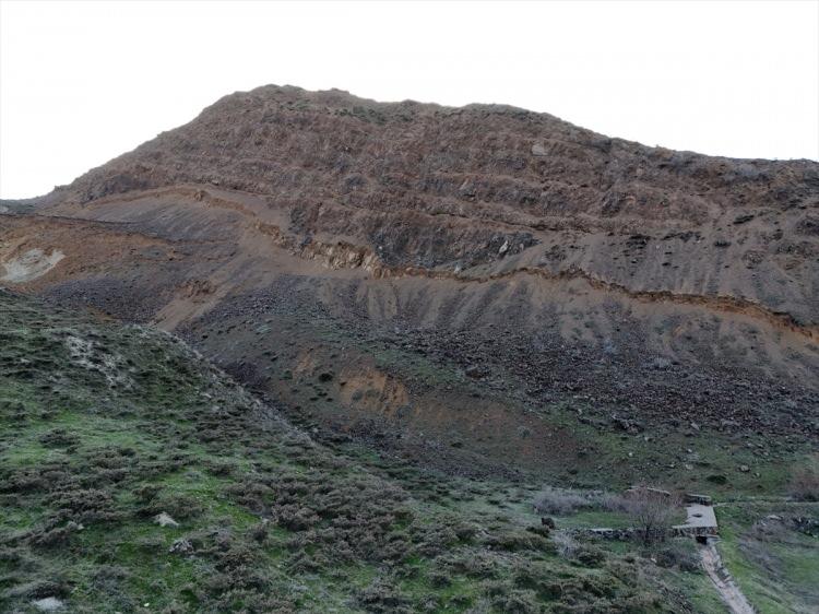 <p>Çok net olmasa da yaptığımız bazı fay haritalama çalışmalarında burada Genç Fay Zonu adını verdiğimiz veya Doğu Anadolu Fay Zonu'na paralel birtakım faylar var. </p>
