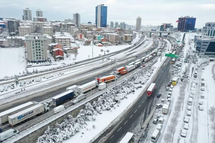 <p><strong>"İSTANBUL'A UZUN ZAMANDIR KAR YAĞMIYOR"</strong><br />
İstanbul'a uzun zamandır kar yağmadığını belirten Prof. Dr. Levent Kurnaz, "Şimdi öncelikle şunu anlayalım. Ben vatandaşım. Benim için İstanbul'a kar yağdı demek; bilmem ne tepesinin bilmem neresinde şu kadar dakika kar yağdı falan değil. Eğer Kadıköy'de ya da Eminönü'nde çocuklar kartopu oynayabiliyorsa İstanbul'a kar yağdı demektir. İstanbul'a uzun zamandır öylesine bir kar yağmıyor. İstanbul çok geniş bir coğrafya. Çatalca'ya gittiğinizde Çatalca'ya mutlaka kar yağıyordur ya da Karadeniz kıyısında Şile'yi geçtiğiniz yerlerde kar yağıyor olabilir ama İstanbul olarak baktığımızda bulunduğumuz yere kar yağdı mı? Yağmadı" dedi.</p>
<p>Prof. Dr. Levent Kurnaz, "1987 kışında bu bulunduğumuz yerde bir metreden fazla kar vardı. Dolayısıyla yağdığı zamanlar oldu mu, oldu. 2003'te, 2004'te falan bayağı kar yağdığı zamanlar oldu ama bunu epey zamandır söylüyoruz, Türkiye'de yaklaşık olarak Sivas'ın batısına artık pek kar düşmesini beklemiyoruz. İstanbul zaten çok kar yağan bir yer değil ama bu sene Ankara'ya da çok fazla bir kar yağmadı. Dolayısıyla biz artık yavaş yavaş bu bölgelerde karın çekildiğini görmeye başlayacağız. Uludağ'a bile baktığımızda Uludağ'da bile parçalı kaldı kar. Dolayısıyla artık Batı'da çok fazla kar yok. Kar görmek isteyen Kars'a, Sarıkamış'a gidecek" diye konuştu.</p>
<p> </p>
<p> </p>