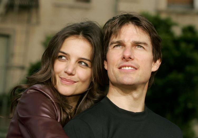 <p>Nicole Kidman'la evliliği boyunca 2 tane evlatlık çocuk edinen Tom Cruise, boşandıktan 5 yıl sonra, 2006 yılında Katie Holmes ile nikah masasına oturmuştu.</p>
