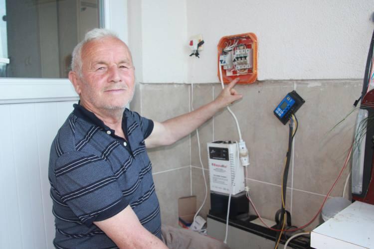 <p>Altınordu ilçesi Kayabaşı Mahallesi’nde ikamet eden 72 yaşındaki emekli imam Ahmet Ergin, 2002 yılında emekli olduktan sonra hobi olarak başladığı elektronik işler ile uğraşısını ilerletti. KTÜ Meslek Yüksekokulu Elektrik Bölümü'nden mezun olan Ergin, elektrik faturalarını düşürmek hedefiyle evinin yaklaşık 150 metre uzağında bulunan dereye bir sistem kurmak için çalışmalara başladı.</p>

<p> </p>
