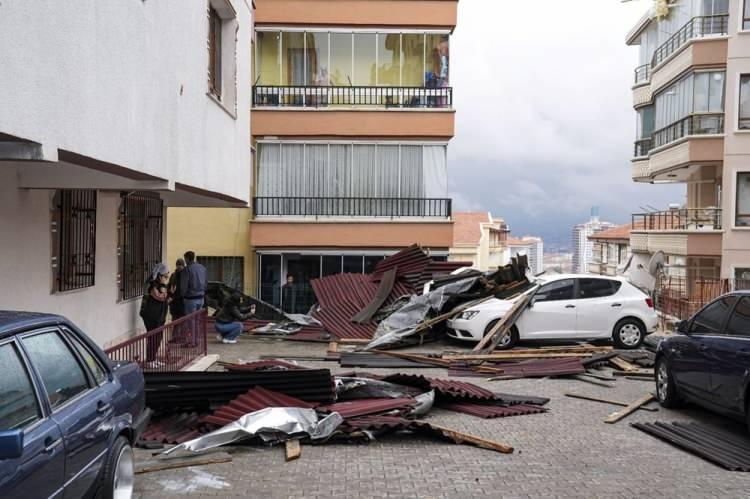 <p>Kent genelinde belediyelere çok sayıda ağaç devrilmesi ihbarı yapıldı. Ekipler, devrilen ağaçları kaldırdı ve temizlik çalışması başlattı.</p>
