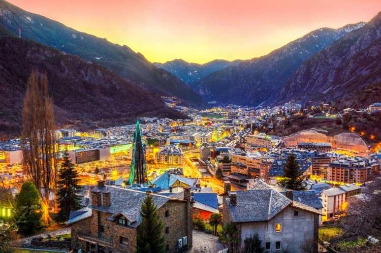 <p>ANDORRA</p>
<p>90 gün vizesiz</p>
<p>Fransa ve İspanya sınırları arasında ufak bir ülke olan Andorra, Türk vatandaşlarına vizesiz ancak ülkenin kendi havalimanı olmadığı için ilk durağınız Fransa veya İspanya olacak. Fransa ve İspanya topraklarından geçeceğiniz için Schengen vizesi gerekiyor.</p>