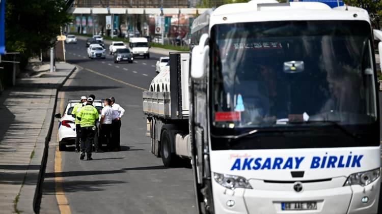 <p>İstanbul'da, Ramazan Bayramı tatili dönüşü dolayısıyla trafikteki olası olumsuzlukların önüne geçilmesi amacıyla İçişleri Bakanlığı'nca açıklanan bazı tedbirler uygulanmaya başlandı</p>
