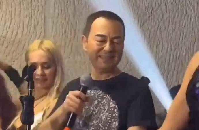 <p><span style="color:#000000"><strong>Şarkılarını da canlı söyleyemeyen Ortaç, playback yaptı. </strong></span></p>