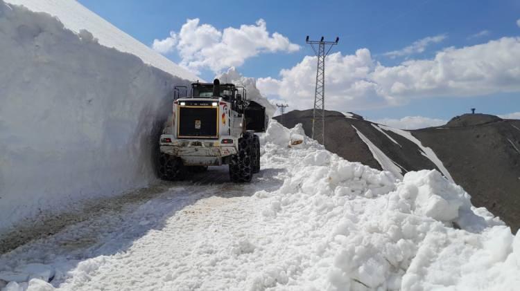 <p>Yolların açılması için Hakkari İl Özel İdaresi'ne bağlı karla mücadele ekipleri çalışma başlattı. </p>
