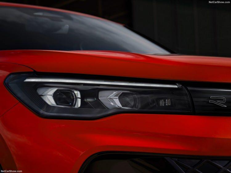 <p>Yeni Tiguan'da donanım seviyesine göre sunulan IQ.Light HD Matrix farlar, LED stoplar, panoramik açılır cam tavan, ambiyans aydınlatma, sürüş profil seçimi, dijital kokpit, head up display, kolay açılır/kapanır bagaj kapağı, geliştirilmiş aktif silindir yönetimi ACT Plus, geliştirilmiş adaptif şasi kontrolü DCC Pro, adaptif hız sabitleyici, şerit değiştirme asistanı ve akıllı park asistanı gibi öne çıkan donanımlarla satın alınabiliyor.</p>
