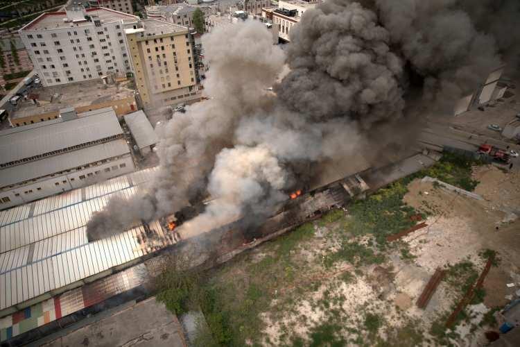 <p>Talatpaşa Mahallesi Fatih Sultan Mehmet Caddesi'nde kapı üretimi yapılan tek katlı imalathanede henüz belirlenemeyen nedenle yangın çıktı. Yangın nedeniyle imalathanede yoğun duman oluştu.</p>

<p> </p>

<p> </p>
