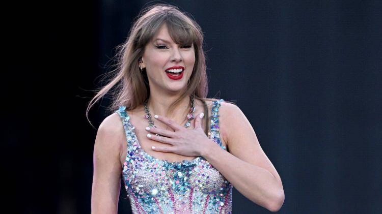 <p><strong>Banka şunları bildiriyor: "Facebook'ta yapılan bir araştırma, özellikle Taylor Swift konserleri için bilet alıp satmak isteyen kişilere yönelik, çoğu on binlerce üyeye sahip düzinelerce resmi olmayan grubun kurulduğunu ortaya çıkardı."</strong></p>

<p> </p>
