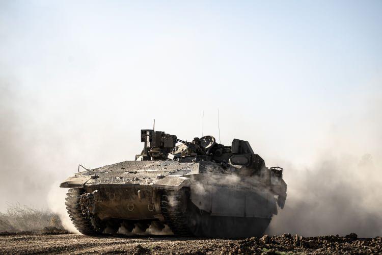 <p>İsrail ordusuna ait onlarca tank, zırhlı personel taşıyıcı ve askeri iş makinesi, Gazze Şeridi'nin orta bölümünden çıktı.</p>
