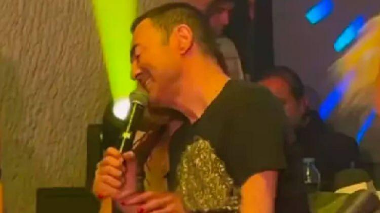 <p><strong>Konser esnasında yanında bulunan dansçıların yardımıyla ayakta durduğu görüntülenen Ortaç'ın o halleri, sevenlerini endişelendirdi.</strong></p>
<p> </p>