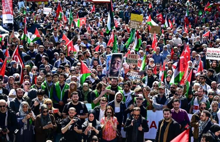 <p>Beyazıt Meydanı'nda bir araya gelen grup, İsrail'in Gazze'ye yönelik saldırılarını protesto etti. Katılımcılar, "Hemen şimdi ateşkes", "Ceasefire now" yazılı pankartlar açtı, Türk ve Filistin bayrakları taşıdı.</p>
