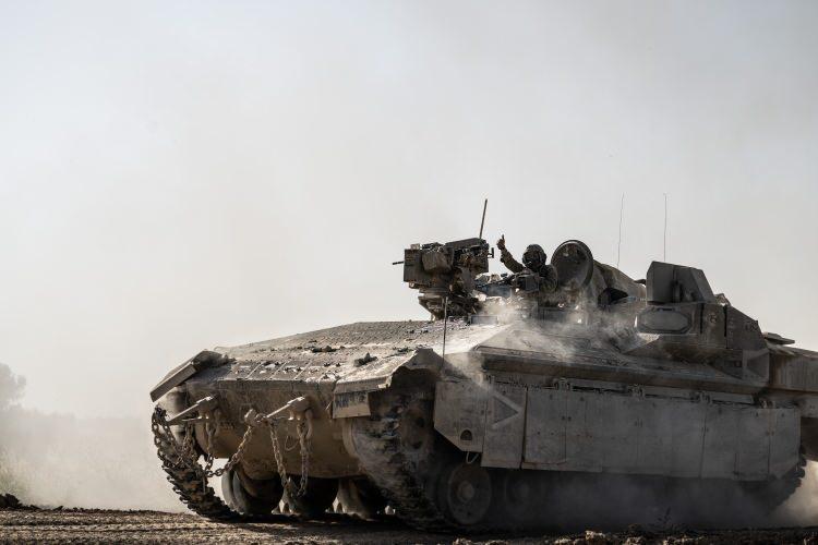 <p>İsrail'e ait çok sayıda tank, zırhlı personel taşıyıcı ve askeri iş makinelerinin Gazze Şeridi'nin orta bölümünden ayrıldığı görüldü.</p>
