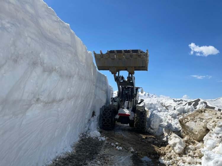 <p>Hakkari'nin Yüksekova ilçesinde, kalınlığı yer yer 3 metreyi bulan kardan kapanan askeri üs bölgelerine giden yollar, karla mücadele ekipleri tarafından yapılan çalışmayla yeniden ulaşıma açıldı.</p>
