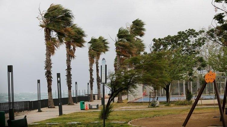 <p>Antalya'da kent merkezi ile bazı ilçelerde sabahtan itibaren fırtına ve aralıklarla sağanak etkili olmaya başladı.</p>
