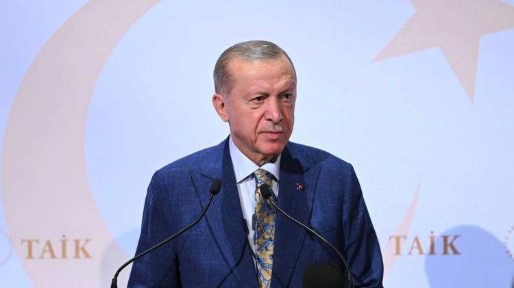 <p><strong>BÜTÇE DIŞI BİR KURUŞ YOK</strong></p>

<p>Tedbirler öncelikle kamudan başlayacak. Kayıt dışı paranın üzerine gidilecek, vergi kaçağını en aza indirecek tedbirler alınacak. Kamuda tasarruf dönemi başlayacak, bütçe dışı bir kuruş ödenek verilmeyecek. Tarımsal üretim, nitelikli yatırımlar, sulama ve baraj gibi yatırımlar öncelikli olacak. Tarımsal desteklerden herhangi bir kesinti yapılmayacak. Kamu yatırım programında rasyonelleştirme çalışmaları kısa sürede tamamlanarak ekonomik ve sosyal fayda üretecek yatırımlar önceliklendirilecek.</p>
