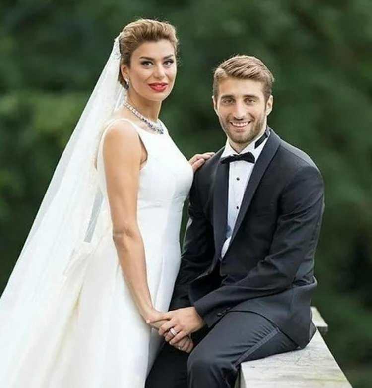 <p><span style="color:#000000"><strong>2015 yılında futbolcu Alparslan Öztürk ile Eskişehir'de düzenlenen sade bir törenle evlenen ve Belçika'daki Kasteel Den Brandt şatosunda yaptığı görkemli düğünle adından söz ettiren Ebru Şancı, eşi ve 3 çocuğuyla anlarını sık sık sosyal medya hesabından paylaşıyor.</strong></span></p>
