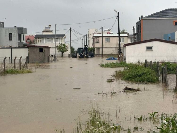 <p>Kapıdağ Yarımadası’nda öğleden sonra etkisini artıran sağanak nedeniyle ilçeye bağlı kırsal Doğanlar Mahallesi’nden geçen Doğanlar Deresi’nin debisi yükseldi.</p>

<p>Mahallenin içindeki bazı yollar su altında kaldı, çok sayıda evde bu baskını yaşandı.</p>
