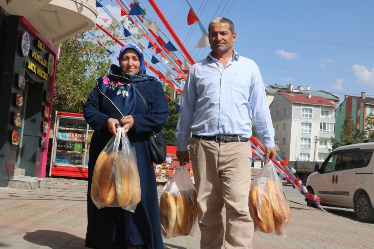 <p>Bu duruma tepki göstermek isteyen bir firma denetimlerin yetersiz olduğunu ileri sürerek 200 gram somun ekmeğin fiyatını 2 liraya kadar düşürdü. </p>
