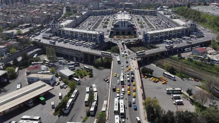 <p>Trafik ekipleri, şehrin girişlerindeki denetim noktalarında da görevlerini sürdürüyor.</p>
