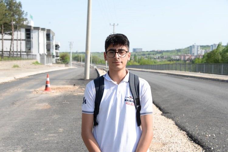 <p><strong>‘1 KİLOMETRE YOL YÜRÜYEREK EVİMİZE GİDİYORUZ’</strong></p>

<p>Öğrencilerden Arda Bal servislerinin yola giremediğini için 1 kilometre yol yürüdüğünü ifade ederek, <strong>“Bu mahallede oturuyorum. </strong></p>
