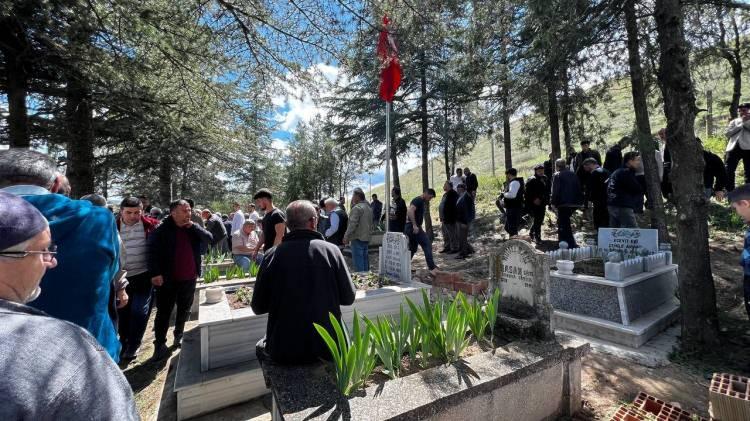 <p>Siirt’in Eruh ilçesinde 20 Nisan 1993 tarihinde şehit olan Taşköprü nüfusuna kayıtlı jandarma er Adem Akman’ın babası Cemil Akman, oğlunun şehadete yürümesinden 31 yıl sonra aynı gün Taşköprü Tekke Mahallesi'ndeki evinde hayatını kaybetti.</p>
