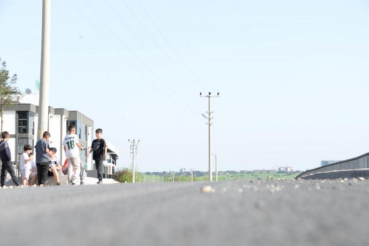 <p>Bu kadar masraf boşuna yapıldı. Burada yaşayan kişiler ve çocuklar her gün bir kilometre yol yürüyüp, otobüse binmek durumunda kalıyorlar. </p>

<p>Yolun çıkışı olmadığı için ne otobüs ne de servis geliyor. Çünkü elektrik direkleri yolun ortasında kalmış. </p>

<p>Belediye yetkilileri ile bu konuda görüştüm, ancak herhangi bir sonuç alamadım” </p>
