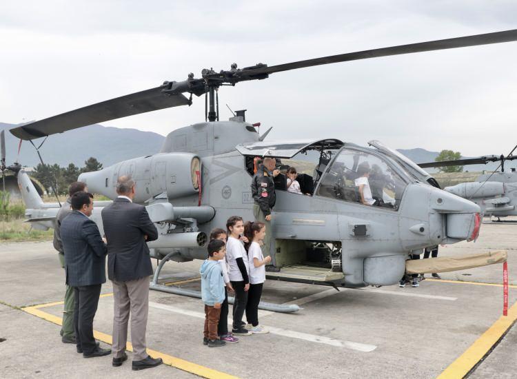 <p>Ziyaret, okulumuzda da heyecan yarattı. Helikopterleri ve uçakları sadece televizyon ve kitaplarda görüyorduk. Şimdi çocuklarımız burada bunları deneyimledi. Çocuklara 'Kimler deniz pilotu olmak istiyor?' diye sorduk. Hepsi 'Ben.' diye cevap verdi. Bu gezimiz çocuklarımızın meslek seçimine büyük katkı sağlayacak."</p>
