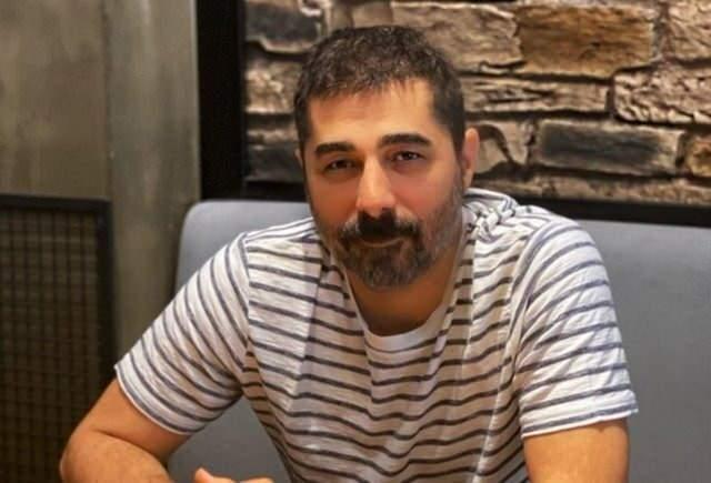 <p>Ahmet Tatlı, sosyal medya hesabından yaptığı açıklamada şunları söyledi: Herkese merhaba… Geçtiğimiz günlerde İbrahim Tatlıses’in yine beni ve oğlumu hedef alan söylemlerinden sonra açıklama yapmam elzem oldu. Ramazan ayı ve bayram dâhi dinlemeyen İbrahim Bey'in asılsız ithamlarından sonra ben de birkaç şey söylemek istiyorum. Oğlum Mert’e yıllar önce kendi isteği ve rızasıyla sahip olduğu evlerden birini verdi, verdi derken tapusunu değil tabii ki de… Zaten aynı sitede bulunan diğer evlerinde de rahmetli babaannem ve amcam yaşıyordu. Oğlum 6 yıl önce evlendi ve orada ailesiyle yaşamaya devam etti. Sonra kendisi bunu yeni fark etmiş gibi dava açtı. Oğlumun evi terk etmesini ve geriye dönük kiraları faiziyle istedi. Düşünün bir eviniz var ve siz yıllar sonra fark ediyorsunuz ki, evinizi torununuzu işgal etmiş ve siz yıllarca bunu fark etmemişsiniz. Ne kadar enteresan değil mi? Ben alışkınım elbette… Oğlumun ağrına gitti ama asıl sebebini İbrahim Tatlıses’in yaşadığı gelgitler ve bana olan tepkisinden olduğunu biliyoruz.</p>
<p> </p>