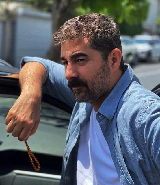 <p>Kendisi torununa dava açtı. Mahkeme kararı sonrası da yine beni hedef alan açıklamalar yaptı. 'Babalık yapsın, babalık nasıl yapılır onu öğrensin' gibi tuhaf ağır söylemlerde bulundu. Yani olay yine bana geldi. Benim oğlum, 2 yaşında löseminden annesini kaybetti. Ben genceciktim. O sırada Kars Sarıkamış’ta vatani görevimi yapıyordum. Askerden geldim, babalığını yaptım. Mert’in büyümesinde hem annemin, hem halalarının, hem de rahmetli annesinin ailesinin emeği çoktur. Allah, razı olsun.</p>
<p> </p>