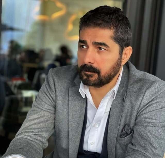 <p>Ben yıllarca Mert’e babalık yaparken sana da evlatlık yaptım İbrahim Tatlıses… Ben babalığın nasıl yapıldığını çok iyi biliyorum. Siz bu konuda ahkam kesecek son insansınız. Daha çocuk yaşta beni kendinize koruma yapmış, kalabalıklarda konserlerde önünüze kalkan yapmış insansınız. Yetmemiş gibi başınıza gelen her olayda da beni sorumlu tutmuş bir babasınız. Yukarıda Allah var. Tüm yakınlarınız, magazin dünyası şahit bunlara… Şimdi düşünüyorum da bir baba çocuğunun canını nasıl bu kadar umursamaz. Ben yıllarca canımı hiçe saydım, sizi korudum… Siz benim evlatlığımı da, babalığımı da sorgulayamazsınız. Kendinizi her tehlikede hissettiğinizde 'yetiş' dediğinizde yanınızda ben oldum. Şimdi kalkmış ‘Babalık nasıl yapılırmış onu öğrensin’ diyorsunuz… Sizi örnek alsaydım, vay çocuklarımın haline… Siz babalığınızla sadece bana değil, diğer çocuklarınıza yani kardeşlerime de ağır travmalar yaşattınız, yaşattırdınız. Herkes sevgisinden, saygısından susuyor ama bilen de biliyor… Hiç açmayalım o konuları.</p>
<p> </p>