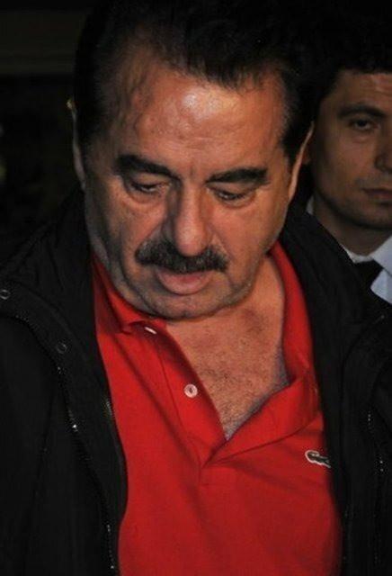 <p><span style="color:#800000"><em><strong>"ŞİMDİKİ AKLIM OLSA 7 ÇOCUK YAPMAZDIM"</strong></em></span></p>
<p>İbrahim Tatlıses, daha önce oğlu Ahmet Tatlı ile yaşadığı tartışma sonucunda; <em><strong>"Şimdiki aklım olsaydı 7 çocuk yapmazdım! Allah, insana evladın da hayırlısını versin, vermiyorsa da o zaman hiç vermesin. Çünkü; azı karar çoğu zarar. Cumhurbaşkanımızın dediği gibi 3 tane yeter artar bile!"</strong></em> açıklamasını yapmıştı.</p>