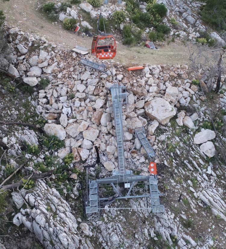 <p>Teleferik sistemindeki direklerden birinin devrilmesinin yol açtığı kaza bölgesi havadan görüntülendi.</p>
<p> </p>