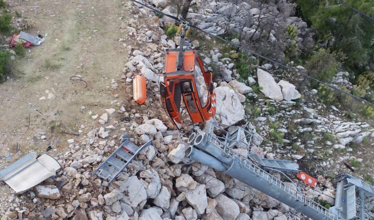 <p>Konyaaltı ilçesinde Sarısu mevkisindeki Tünektepe Teleferik Tesisi'nde 12 Nisan'da yaşanan kazada önce direk devrildi, sonra kabinin tabanı koptu.</p>
<p> </p>
