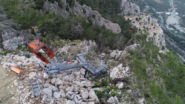 <p>Ortadan ayrılan direk, direğin parçası, kopan direk parçasının zarar verdiği teleferik kabini görüntülere yansıdı.</p>