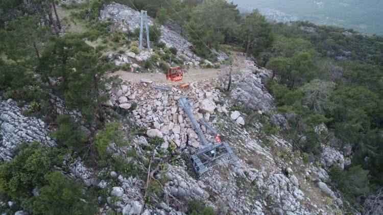 <p> Havadaki bazı kabinlerin ise camları patladı. </p>

