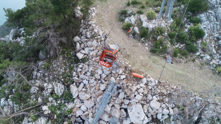 <p>Ramazan Bayramı tatili dolayısıyla yoğunluğun yaşandığı teleferik tesisinde 12 Nisan'da meydana gelen kazada parçalanan kabinden düşen 1 kişi hayatını kaybetmiş, aynı kabindeki 2'si çocuk 7 kişi yaralanmıştı. </p>