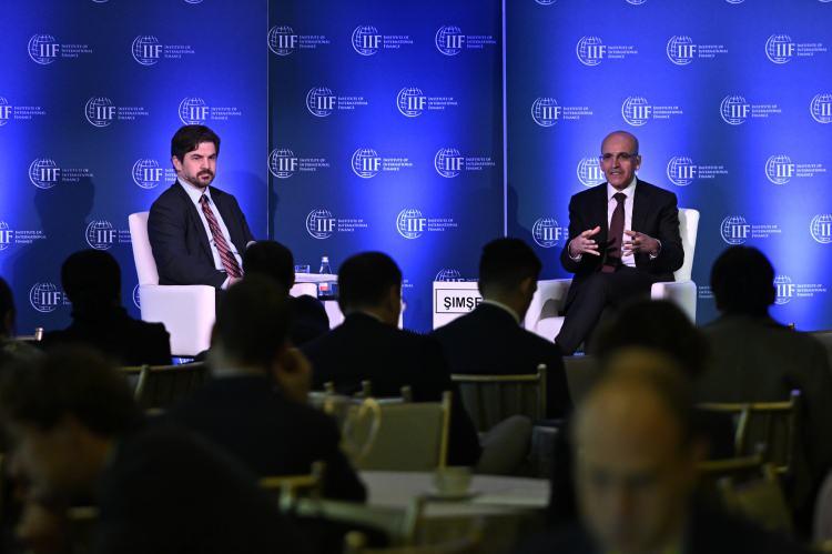 <p>T&uuml;rkiye'nin bundan faydalanabilecek en iyi adaylardan biri olduğunu vurgulayan Şimşek, Avrupa, Orta Doğu, Kuzey Afrika ve Orta Asya ile yakın ilişkilerden bahsetti.</p>

<p>&nbsp;</p>

<p><strong>⁠"T&Uuml;RK EKONOMİSİN KARBONDAN ARINDIRMAYA KARARLIYIZ"</strong></p>

<p>Yeşil d&ouml;n&uuml;ş&uuml;m&uuml;n T&uuml;rkiye'nin en b&uuml;y&uuml;k &ouml;nceliklerinden biri olduğuna dikkati &ccedil;eken Şimşek, ge&ccedil;en yıl itibarıyla kurulu g&uuml;&ccedil; kapasitesinin y&uuml;zde 55'inin r&uuml;zgar, g&uuml;neş ve hidroelektrik enerjiye dayandığını, inşaatı devam eden n&uuml;kleer santralin de devreye gireceğini kaydetti.</p>

<p>Şimşek, dolayısıyla fosil yakıtlara bağımlılığın giderek azaldığına işaret ederek, "Yeşil d&ouml;n&uuml;ş&uuml;m ile rekabet g&uuml;c&uuml; ve &uuml;retkenliği artırmaya yardımcı olacak yatırımlar yoluyla T&uuml;rk ekonomisini karbondan arındırmaya kararlıyız." diye konuştu.</p>
