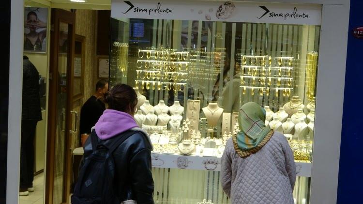 <p>9 günlük bir Ramazan Bayramı tatili sırasında kapalı olan piyasaların hareketliliğini sürdürdüğünü aktaran Eskişehir Kuyumculuk Mağaza Müdürü Emre Öztürk, “9 günlük bir Ramazan Bayramı tatili geçirdik. Piyasalar kapalıyken hareketlilik devam etti ve altın fiyatları tavan yaptı diyebiliriz. Buna ek olarak İran ile İsrail hattındaki gerilim bu duruma birazcık daha tuz biber oldu diyebiliriz. Piyasalar bayram arifesinde kapalıyken gram altın fiyatları hızlı bir şekilde 2 bin 700 lira seviyelerine kadar yükseldi. Savaşın devam etmemesi ve tarafların geri çekilmesiyle beraber altın fiyatları küçük de olsa bir düşüş gösterdi ama piyasalardaki işçilik fiyatlarındaki yükseklikler hala devam etmektedir. Bu durum da piyasa hareketliliğini bozmamaktadır, o yüzden altın fiyatları hala yüksek seviyelerde seyretmekte. Özellikle yatırım yapacak müşterilerimize önümüzdeki günlerde bu seyrin devam edeceği yönünde bir bilgi verebiliriz” dedi.</p>

<p> </p>
