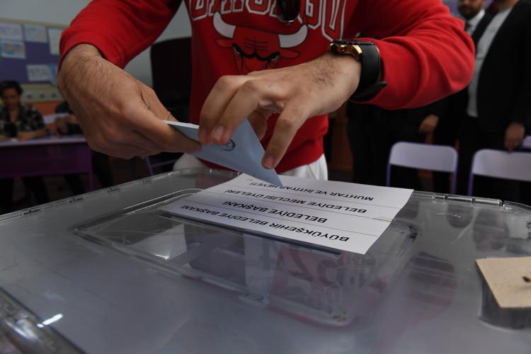 <p>Raporlara göre hangi bölgede nasıl bir yol izleneceği, teşkilatta değişiklik yapılacak ise nasıl bir değişiklik yapılacağı belirlenecek. </p>
