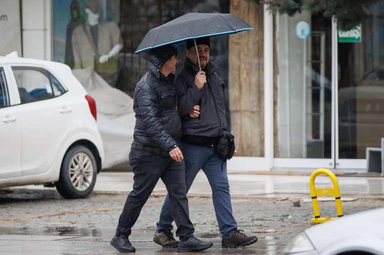 <p>22 NİSAN HAVA DURUMU</p>
<p>Yeni haftanın ilk gününde Marmara Bölgesinde İstanbul başta olmak üzere aralıklı yağışın etkili olması bekleniyor. </p>
<p>Doğu kesimlerinde ise sıcaklıkların artması tahmin ediliyor. </p>